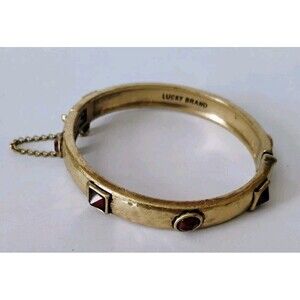 Lucky Brand Gold Tone Hammered Hinged Bangle Bracelet Red Stones Safety Chain
